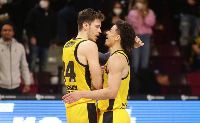 Ludwigsburg , Basketball easycredit BBL Bundesliga MHP Riesen Ludwigsburg vs SYNTAINICS MBC , from left Ethan Happ Jonah Radebaugh Riesen