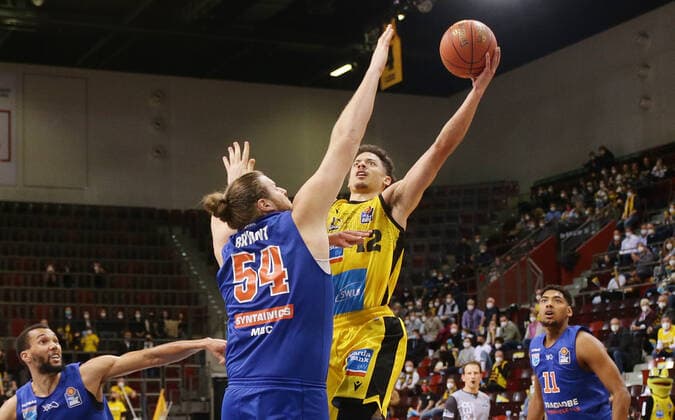 Ludwigsburg , Basketball easycredit BBL Bundesliga MHP Riesen Ludwigsburg vs SYNTAINICS MBC , from left John Bryant Jonah Radebaugh Giants