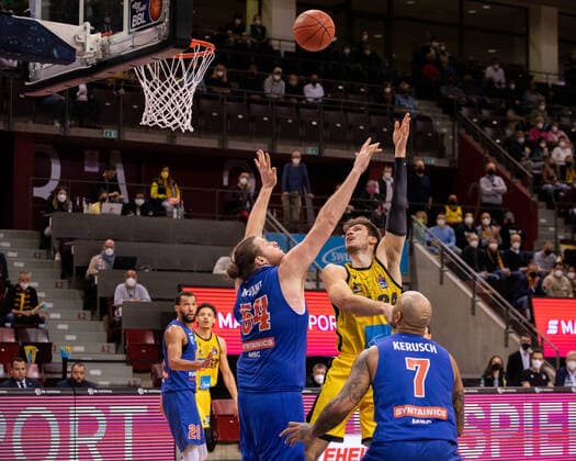 Basket for MHP Riesen Ludwigsburg by Ethan Happ MHP Riesen Ludwigsburg, 24 , front John Bryant Syntainics MBC, 54 , Sergio Kerusch Syntainics MBC, 07 GER, MHP Riesen Ludwigsburg vs Syntainics MBC, Basketball, Men, 1 Bundesliga, easycredit BBL, 19 Matchday, Season 2021 2022, 30 03 2022 GER, MHP Riesen Ludwigsburg vs Syntainics MBC, Basketball, Men, 1 Bundesliga, easycredit BBL, 19 Matchday, Season 2021 2022, 30 03 2022 Ludwigsburg Copyright: xTabeaxGuenzler Eibner-Pressefotox EP_TGR