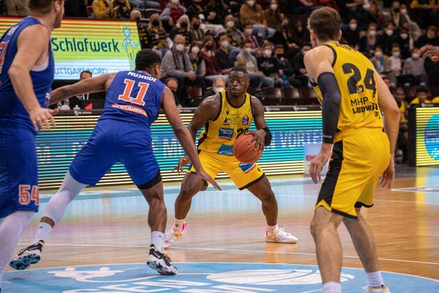 Rawle Alkins MHP Riesen Ludwigsburg, 20 , Kostja Mushidi Syntainics MBC, 11 GER, MHP Riesen Ludwigsburg vs Syntainics MBC, Basketball, Maenner, 1 Bundesliga, easycredit BBL, 19 Spieltag, Spielzeit 2021 2022, 30 03 2022 GER, MHP Riesen Ludwigsburg vs Syntainics MBC, Basketball, Maenner, 1 Bundesliga, easycredit BBL, 19 Spieltag, Spielzeit 2021 2022, 30 03 2022 Ludwigsburg Copyright: xTabeaxGuenzler Eibner-Pressefotox EP_TGR