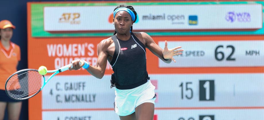 March 30, 2022, Miami Gardens, Florida, United States: Coco Gauff (USA) returns a shot during women s doubles at the Miami Open presented by Itau at Hard Rock Stadium in Miami Gardens, Florida. Miami Gardens United States - ZUMAw109 20220330_zap_w109_021 Copyright: xDebbyxWongx