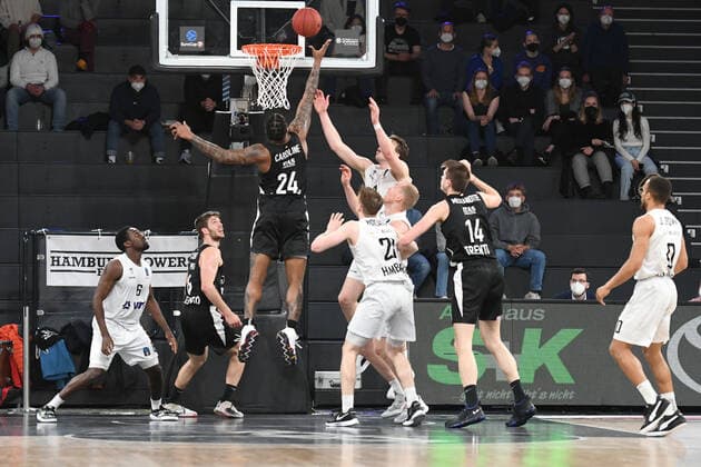 Basketball I Men I Season 2021 2022 I Eurocup I 17 Matchday I Hamburg Towers Dolomiti Energia Trento I 30 03 2022 Jordan Caroline 24, Dolomiti Energia Trento at the basket but the ball does not go in Hamburg edel optics de Arena Hamburg Germany Copyright: xLobeca AndreasxHannigx
