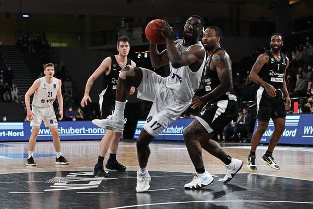 Basketball I Men I Season 2021 2022 I Eurocup I 17 Matchday I Hamburg Towers Dolomiti Energia Trento I 30 03 2022 Eddy Edigin 17, Hamburg Towers in duel with Jordan Caroline 24, Dolomiti Energia Trento Hamburg edel optics de Arena Hamburg Germany Copyright: xLobeca AndreasxHannigx