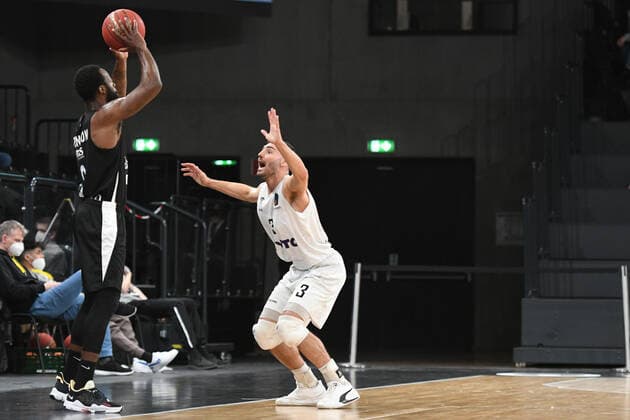 Basketball I Men I Season 2021 2022 I Eurocup I 17 Matchday I Hamburg Towers Dolomiti Energia Trento I 30 03 2022 Dominique Johnson 0, Dolomiti Energia Trento with the 3 points attempt against Maximilian DiLeo 3, Hamburg Towers Hamburg edel optics de Arena Hamburg Germany Copyright: xLobeca AndreasxHannigx