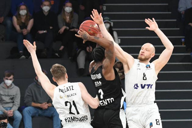 Basketball I Men I 2021 2022 season I Eurocup I 17 matchday I Hamburg Towers Dolomiti Energia Trento I 30 03 2022 Justus Hollatz 21, Hamburg Towers and Robin Christen 8, Hamburg Towers take Desonta Bradford 1, Dolomiti Energia Trento in the heck Hamburg edel optics de Arena Hamburg Germany Copyright: xLobeca AndreasxHannigx