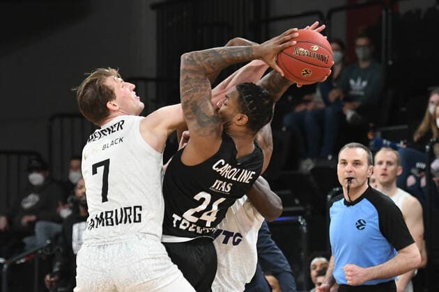 Basketball I men I 2021 2022 season I Eurocup I 17 matchday I Hamburg Towers Dolomiti Energia Trento I 30 03 2022 Lukas Meisner 7, Hamburg Towers and Osaro Rich 6, Hamburg Towers check Jordan Caroline 24, Dolomiti Energia Trento to ground Hamburg edel optics de Arena Hamburg Germany Copyright: xLobeca AndreasxHannigx
