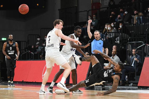 Basketball I men I 2021 2022 season I Eurocup I 17 matchday I Hamburg Towers Dolomiti Energia Trento I 30 03 2022 Lukas Meisner 7, Hamburg Towers and Osaro Rich 6, Hamburg Towers check Jordan Caroline 24, Dolomiti Energia Trento to ground Hamburg edel optics de Arena Hamburg Germany Copyright: xLobeca AndreasxHannigx