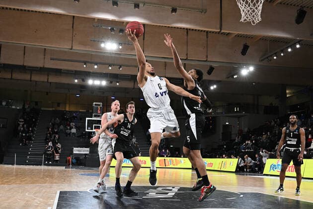 Basketball I Men I 2021 2022 season I Eurocup I 17 matchday I Hamburg Towers Dolomiti Energia Trento I 30 03 2022 Jaylon Brown 0, Hamburg Towers vs Cameron Reynolds 5, Dolomiti Energia Trento Hamburg edel optics de Arena Hamburg Germany Copyright: xLobeca AndreasxHannigx