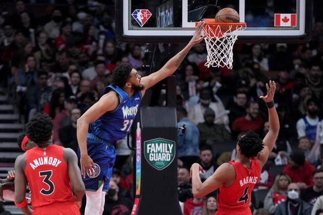 March 30, 2022, TORONTO, ON, CANADA: Minnesota Timberwolves centre Karl-Anthony Towns (32) dunks the ball as Toronto Raptors forward OG Anunoby (3) and teammate Scottie Barnes (4) looks on during first half NBA, Basketball Herren, USA basketball action in Toronto, Wednesday, March 30, 2022. Canada News - March 30, 2022  - ZUMAc35_ 20220330_zaf_c35_125 Copyright: xNathanxDenettex