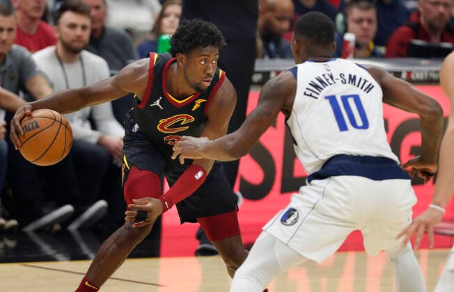 Cleveland Cavaliers guard Caris LeVert (L) works against Dallas Mavericks forward Dorian Finney-Smith(R) during the first half of the NBA, Basketball Herren, USA game between the Cleveland Cavaliers and the Dallas Mavericks at Rocket Mortgage Fieldhouse in Cleveland, Ohio, USA, 30 March 2022. Dallas Mavericks at Cleveland Cavaliers !ACHTUNG: NUR REDAKTIONELLE NUTZUNG!  Copyright: xDavidxMaxwellx AME7669 20220331-4400163ff64cdbbc2ab368df08345b7fcfc5056b