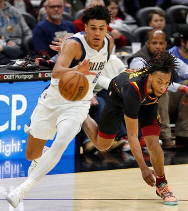 Dallas Mavericks guard Josh Green of Australia (L) and Cleveland Cavaliers guard Darius Garland (R) chase a loose ball during the second half of the NBA, Basketball Herren, USA game between the Cleveland Cavaliers and the Dallas Mavericks at Rocket Mortgage Fieldhouse in Cleveland, Ohio, USA, 30 March 2022. Dallas Mavericks at Cleveland Cavaliers !ACHTUNG: NUR REDAKTIONELLE NUTZUNG!  Copyright: xDavidxMaxwellx AME7690 20220331-4ae987a7ddbdc29f033db3d185dc98c7de855f3c