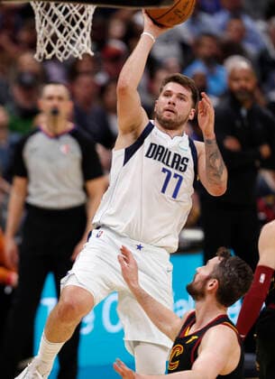 Dallas Mavericks guard Luka Doncic of Slovenia (L) puts a shot up against Cleveland Cavaliers forward Kevin Love (R) during the second half of the NBA, Basketball Herren, USA game between the Cleveland Cavaliers and the Dallas Mavericks at Rocket Mortgage Fieldhouse in Cleveland, Ohio, USA, 30 March 2022. Dallas Mavericks at Cleveland Cavaliers !ACHTUNG: NUR REDAKTIONELLE NUTZUNG!  Copyright: xDavidxMaxwellx AME7689 20220331-48a1fb957b16a99b065a327d4a0497bfef9ed773