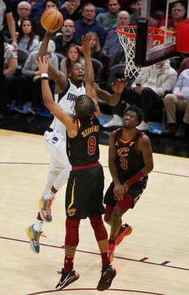 Dallas Mavericks forward Dorian Finney-Smith (L) goes to the basket against Cleveland Cavaliers guard Lamar Stevens (C) and Cleveland Cavaliers guard Caris LeVert (R) during the second half of the NBA, Basketball Herren, USA game between the Cleveland Cavaliers and the Dallas Mavericks at Rocket Mortgage Fieldhouse in Cleveland, Ohio, USA, 30 March 2022. Dallas Mavericks at Cleveland Cavaliers !ACHTUNG: NUR REDAKTIONELLE NUTZUNG!  Copyright: xDavidxMaxwellx AME7692 20220331-6df3cf682ad47d7138c43ad8abc8cf31eaaab7e8