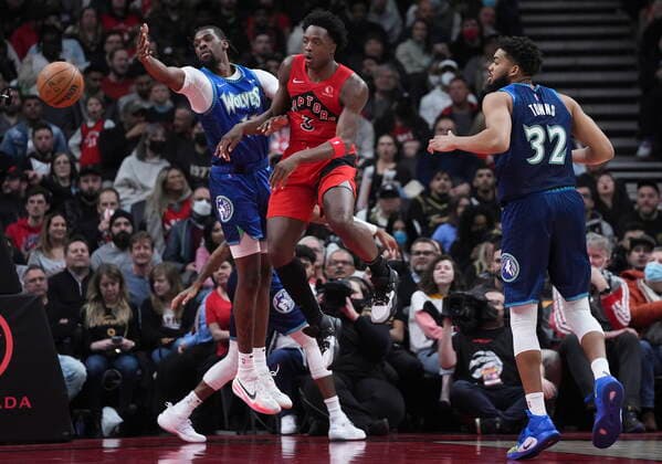 March 30, 2022, TORONTO, ON, CANADA: Toronto Raptors forward OG Anunoby (3) moves the ball past Minnesota Timberwolves centre Naz Reid (11) as Timberwolves centre Karl-Anthony Towns (32) looks on during second half NBA, Basketball Herren, USA basketball action in Toronto, Wednesday, March 30, 2022. Canada News - March 30, 2022  - ZUMAc35_ 20220330_zaf_c35_171 Copyright: xNathanxDenettex