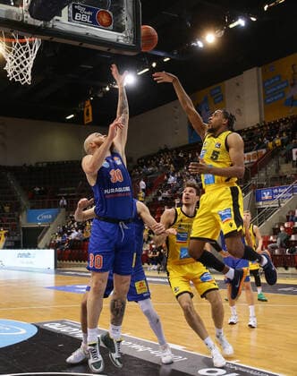 Ludwigsburg , Basketball easycredit BBL Bundesliga MHP Riesen Ludwigsburg vs SYNTAINICS MBC , from left Reggie Upshaw MBC Justin Simon Riesen