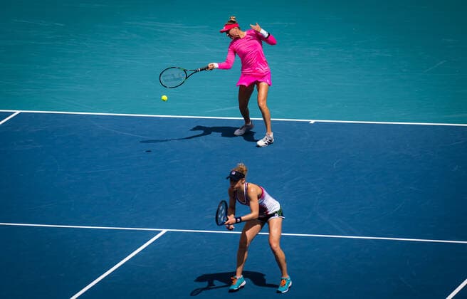 March 30, 2022, MIAMI, FLORIDA, UNITED STATES: Laura Siegemund of Germany & Vera Zvonareva of Russia in action during the doubles quarter-final of the 2022 Miami Open WTA, Tennis Damen 1000 tennis tournament MIAMI UNITED STATES - ZUMAa181 20220330_zaa_a181_035 Copyright: xRobxPrangex