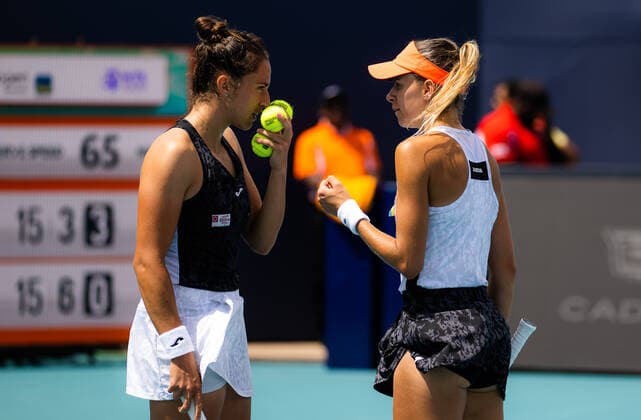 March 30, 2022, MIAMI, FLORIDA, UNITED STATES: Sara Sorribes Tormo of Spain & Magda Linette of Poland in action during the doubles quarter-final of the 2022 Miami Open WTA, Tennis Damen 1000 tennis tournament MIAMI UNITED STATES - ZUMAa181 20220330_zaa_a181_038 Copyright: xRobxPrangex