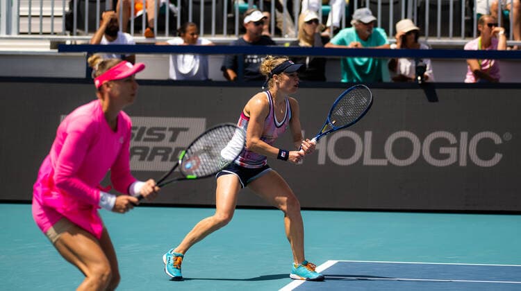 March 30, 2022, MIAMI, FLORIDA, UNITED STATES: Laura Siegemund of Germany & Vera Zvonareva of Russia in action during the doubles quarter-final of the 2022 Miami Open WTA, Tennis Damen 1000 tennis tournament MIAMI UNITED STATES - ZUMAa181 20220330_zaa_a181_041 Copyright: xRobxPrangex