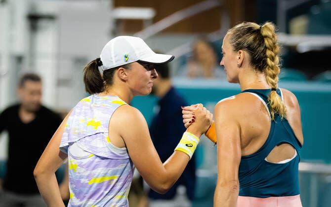 March 30, 2022, MIAMI, FLORIDA, UNITED STATES: Iga Swiatek of Poland & Petra Kvitova of the Czech Republic after the quarter-final of the 2022 Miami Open WTA, Tennis Damen 1000 tennis tournament MIAMI UNITED STATES - ZUMAa181 20220330_zaa_a181_081 Copyright: xRobxPrangex