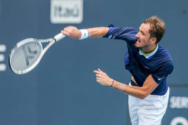 March 31, 2022, Miami Gardens, Florida, United States: Daniil Medvedev (RUS) serves during the men s singles quarterfinals at the Miami Open presented by Itau at Hard Rock Stadium in Miami Gardens, Florida. Miami Gardens United States - ZUMAw109 20220331_zap_w109_001 Copyright: xDebbyxWongx