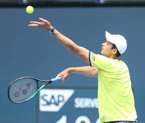 March 31, 2022, Miami Gardens, Florida, United States: Hubert Hurkacz (POL) serves during the men s singles quarterfinals at the Miami Open presented by Itau at Hard Rock Stadium in Miami Gardens, Florida. Miami Gardens United States - ZUMAw109 20220331_zap_w109_005 Copyright: xDebbyxWongx