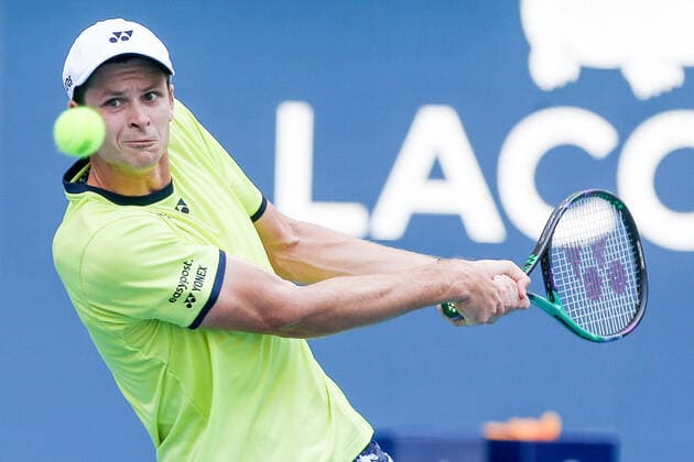 March 31, 2022, Miami Gardens, Florida, United States: Hubert Hurkacz (POL) returns a shot during the men s singles quarterfinals at the Miami Open presented by Itau at Hard Rock Stadium in Miami Gardens, Florida. Miami Gardens United States - ZUMAw109 20220331_zap_w109_027 Copyright: xDebbyxWongx