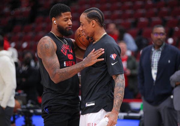 CHICAGO, IL - MARCH 31: Los Angeles Clippers guard Paul George (13) and Chicago Bulls forward DeMar DeRozan (11) chat before a NBA, Basketball Herren, USA game between the Los Angeles Clippers and the Chicago Bulls on March 31, 2022 at the United Center in Chicago, IL. (Photo by Melissa Tamez Icon Sportswire) NBA: MAR 31 Clippers at Bulls Icon22033101