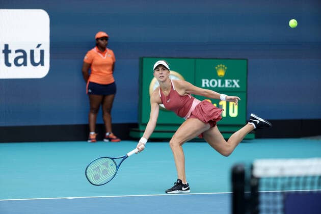 March 31, 2022, Miami Gardens, Florida, United States Of America: MIAMI GARDENS, FLORIDA - MARCH 31: Naomi Osaka of Japan defeats Belinda Bencic of Switzerland during the women s semifinals of the Miami Open at Hard Rock Stadium March 31, 2022 in Miami Gardens, Florida. ...People: Belinda Bencic Miami Gardens United States Of America - ZUMAs214 20220331_zda_s214_011 Copyright: xSMGx
