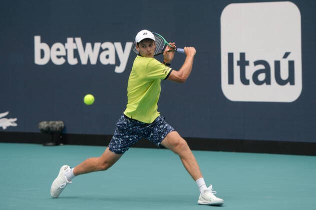 Hubert Hurkacz (POL) defeated Daniil Medvedev (RUS) 7-6 (9-7), 6-3, at the Miami Open being played at Hard Rock Stadium in Miami Gardens, Florida on March 31, 2022: Ã‚ Tennisclix CSM Miami Gardens USA - ZUMAc04_ 20220331_zaf_c04_095 Copyright: xKarlaxKinnex