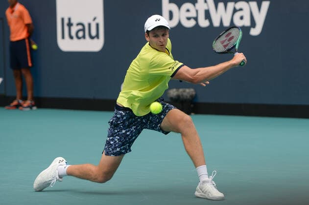 Hubert Hurkacz (POL) defeated Daniil Medvedev (RUS) 7-6 (9-7), 6-3, at the Miami Open being played at Hard Rock Stadium in Miami Gardens, Florida on March 31, 2022: Ã‚ Tennisclix CSM Miami Gardens USA - ZUMAc04_ 20220331_zaf_c04_097 Copyright: xKarlaxKinnex