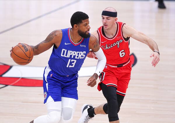 CHICAGO, IL - MARCH 31: Chicago Bulls guard Alex Caruso (6) posts up against Los Angeles Clippers guard Paul George (13) during a NBA, Basketball Herren, USA game between the Los Angeles Clippers and the Chicago Bulls on March 31, 2022 at the United Center in Chicago, IL. (Photo by Melissa Tamez Icon Sportswire) NBA: MAR 31 Clippers at Bulls Icon22033108