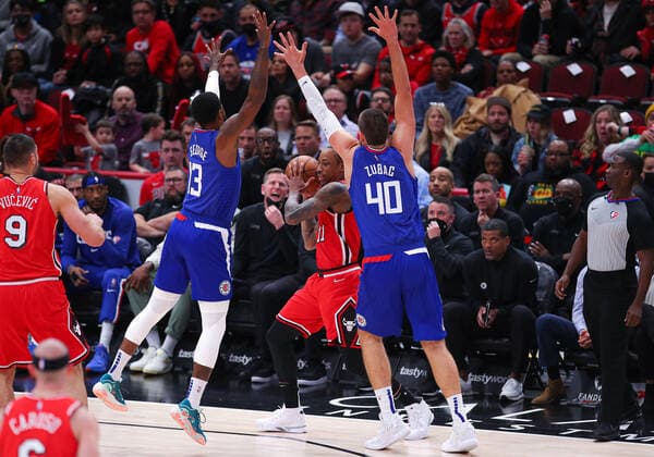CHICAGO, IL - MARCH 31: Chicago Bulls forward DeMar DeRozan (11) is doubled teamed by Los Angeles Clippers guard Paul George (13) and Los Angeles Clippers center Ivica Zubac (40) during a NBA, Basketball Herren, USA game between the Los Angeles Clippers and the Chicago Bulls on March 31, 2022 at the United Center in Chicago, IL. (Photo by Melissa Tamez Icon Sportswire) NBA: MAR 31 Clippers at Bulls Icon22033112