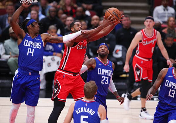 CHICAGO, IL - MARCH 31: Chicago Bulls center Tristan Thompson (3) grabs the rebound during a NBA, Basketball Herren, USA game between the Los Angeles Clippers and the Chicago Bulls on March 31, 2022 at the United Center in Chicago, IL. (Photo by Melissa Tamez Icon Sportswire) NBA: MAR 31 Clippers at Bulls Icon22033120