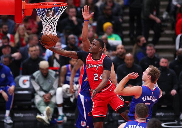 CHICAGO, IL - MARCH 31: Chicago Bulls forward Javonte Green (24) drives to the basket for a layup during a NBA, Basketball Herren, USA game between the Los Angeles Clippers and the Chicago Bulls on March 31, 2022 at the United Center in Chicago, IL. (Photo by Melissa Tamez Icon Sportswire) NBA: MAR 31 Clippers at Bulls Icon22033127
