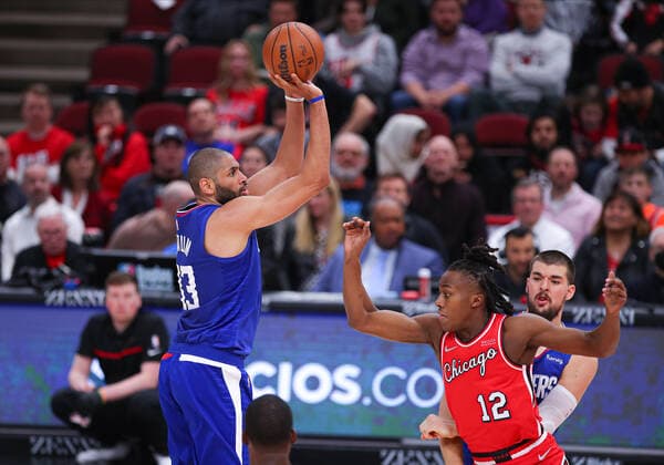 CHICAGO, IL - MARCH 31: Los Angeles Clippers forward Nicolas Batum (33) shots a three point basket during a NBA, Basketball Herren, USA game between the Los Angeles Clippers and the Chicago Bulls on March 31, 2022 at the United Center in Chicago, IL. (Photo by Melissa Tamez Icon Sportswire) NBA: MAR 31 Clippers at Bulls Icon22033129
