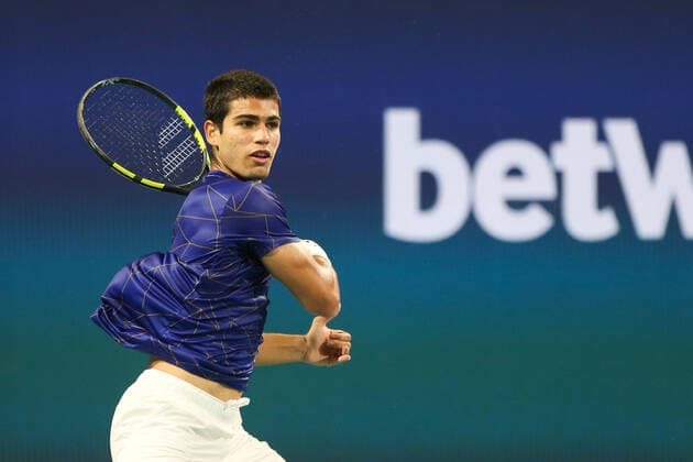 March 31, 2022, Miami Gardens, Florida, United States: Carlos Alcaraz (ESP) returns a shot during the men s singles quarterfinals match at the Miami Open presented by Itau at Hard Rock Stadium in Miami Gardens, Florida. Miami Gardens United States - ZUMAw109 20220331_zap_w109_079 Copyright: xDebbyxWongx