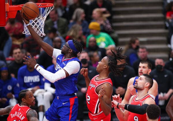 CHICAGO, IL - MARCH 31: Los Angeles Clippers guard Reggie Jackson (1) drives to the basket for a lay up during a NBA, Basketball Herren, USA game between the Los Angeles Clippers and the Chicago Bulls on March 31, 2022 at the United Center in Chicago, IL. (Photo by Melissa Tamez Icon Sportswire) NBA: MAR 31 Clippers at Bulls Icon22033133