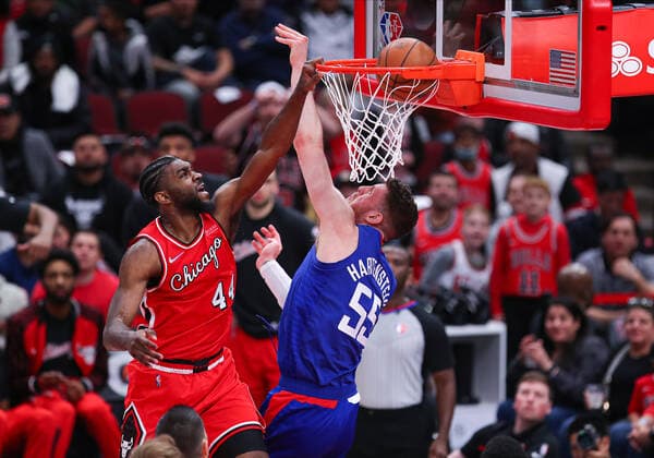 Sport Bilder des Tages CHICAGO, IL - MARCH 31: Chicago Bulls forward Patrick Williams (44) is defended by Los Angeles Clippers center Isaiah Hartenstein (55) while drives to the basket for a slam during a NBA, Basketball Herren, USA game between the Los Angeles Clippers and the Chicago Bulls on March 31, 2022 at the United Center in Chicago, IL. (Photo by Melissa Tamez Icon Sportswire) NBA: MAR 31 Clippers at Bulls Icon22033140