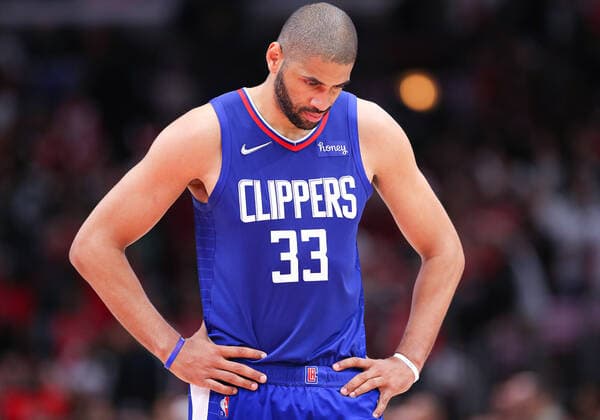 CHICAGO, IL - MARCH 31: Los Angeles Clippers forward Nicolas Batum (33) looks on during a NBA, Basketball Herren, USA game between the Los Angeles Clippers and the Chicago Bulls on March 31, 2022 at the United Center in Chicago, IL. (Photo by Melissa Tamez Icon Sportswire) NBA: MAR 31 Clippers at Bulls Icon22033147