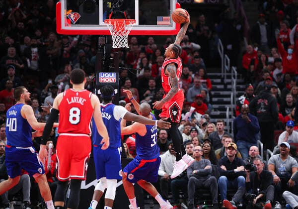 CHICAGO, IL - MARCH 31: Chicago Bulls forward DeMar DeRozan (11) slam dunks the ball in action during the overtime during a NBA, Basketball Herren, USA game between the Los Angeles Clippers and the Chicago Bulls on March 31, 2022 at the United Center in Chicago, IL. (Photo by Melissa Tamez Icon Sportswire) NBA: MAR 31 Clippers at Bulls Icon22033150