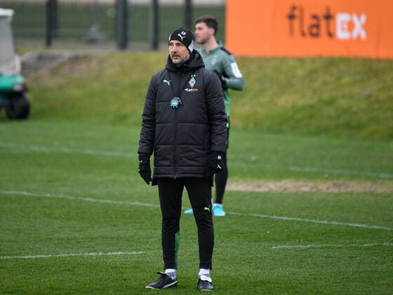 Adi Huetter (Borussia Moenchengladbach, Cheftrainer) auf Platz 2. Borussia Mönchengladbach, Fussball, Bundesliga, Training vor dem 28. Spieltag, Saison 2021 2022, 01.04.2022 Borussia Mönchengladbach, Fussball, Bundesliga, Training vor dem 28. Spieltag, Saison 2021 2022, 01.04.2022 Mönchengladbach *** Adi Huetter Borussia Moenchengladbach, head coach in place 2 Borussia Moenchengladbach, football, Bundesliga, training before the 28 match day, 2021 2022 season, 01 04 2022 Borussia Moenchengladbach, football, Bundesliga, training before the 28 match day, 2021 2022 season, 01 04 2022 Moenchengladbach Copyright: xEibner-Pressefotox EP_THR