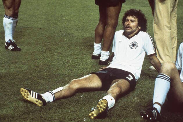Paul BREITNER (GER) sitzt waehrend der Verlaengerung erschoepft auf dem Rasen, Fussball WM 1982 in Spanien, Halbfinale, Semi-Finale, Deutschland - Frankreich 8:7 n.E. (3:3, 5:4) Fussball-Weltmeisterschaft WM 1982 in Spanien, Halbfinale, Â *** Paul BREITNER GER sits exhausted on the grass during the extension, Soccer World Cup 1982 in Spain, Semi Final, Semi Final, Germany France 8 7 n E 3 3, 5 4 Soccer World Cup 1982 in Spain, Semi Final, Â