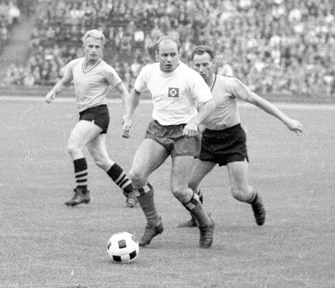 DFB Pokalfinale Hamburger SV - Borussia Dortmund 3:0 14.08.1963 in Hannover. Gert -Charly- Dörfel (HSV) am Ball, rechts Wlli Burgsmüller (BVB) *** DFB Cup Final Hamburger SV Borussia Dortmund 3 0 14 08 1963 in Hannover Gert Charly Dörfel HSV on the ball, right Wlli Burgsmüller BVB HM