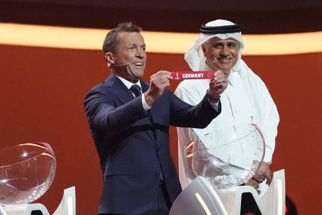 Bilder des Jahres 2022, Sport 04 April Sport Themen der Woche KW13 Lothar Matthäus (Deutschland) zieht Deutschland - Doha 01.04.2022: WM-Endrunden Auslosung im DECC in Doha *** Lothar Matthäus Germany draws Germany Doha 01 04 2022 World Cup finals draw at DECC in Doha