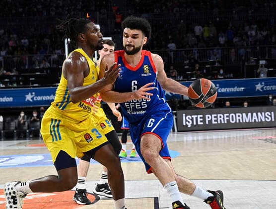 Elijah Bryant (R) of Anadolu Efes Istanbul and Jaleen Smith (L) of Alba Berlin during the Turkish Airlines EuroLeague Regular Season Round 33 match between Anadolu Efes Istanbul and Alba Berlin at Sinan Erdem Sports Arena in Istanbul, Turkey , on April 01, 2022 
