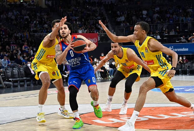 Shane Larkin (0) of Anadolu Efes Istanbul and Oscar Da Silva (1) , Johannes Thiemann (32) , Louis Olinde (19) of Alba Berlin during the Turkish Airlines EuroLeague Regular Season Round 33 match between Anadolu Efes Istanbul and Alba Berlin at Sinan Erdem Sports Arena in Istanbul, Turkey , on April 01, 2022 
