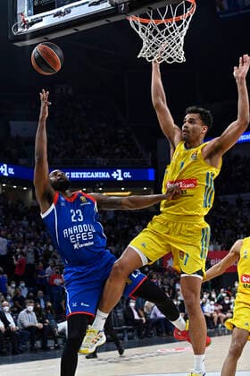 James Anderson (23) of Anadolu Efes Istanbul and Oscar Da Silva (1) of Alba Berlin during the Turkish Airlines EuroLeague Regular Season Round 33 match between Anadolu Efes Istanbul and Alba Berlin at Sinan Erdem Sports Arena in Istanbul, Turkey , on April 01, 2022 
