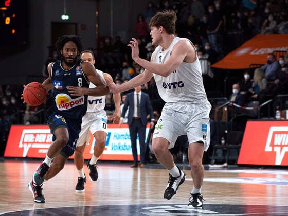 Terrell Harris HAKRO Merlins Crailsheim 08 , Maik Kotsar Hamburg Towers 11 Hamburg Towers vs HAKRO Merlins Crailsheim, 1 Bundesliga, Basketball, easycredit BBL, Edel Optics Arena, Spielzeit 2021 2022, 28 Spieltag, 01 04 2022 Foto EIBNER Stephanie Zerbe Hamburg Towers vs HARKO Merlins Crailsheim, 1 Bundesliga, Basketball, easycredit BBL, Spielzeit 2021 2022, 28 Spieltag, 01 04 2022 Hamburg Copyright: xStephaniexZerbe xEibner-Pressefox EP_SZE