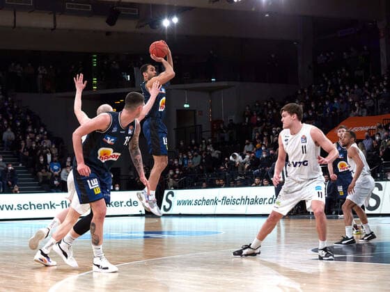 Elias Lasisi HAKRO Merlins Crailsheim 06 , Bogdan Radosavljevic HAKRO Merlins Crailsheim 15 , Maik Kotsar Hamburg Towers 11 Hamburg Towers vs HAKRO Merlins Crailsheim, 1 Bundesliga, Basketball, easycredit BBL, Edel Optics Arena, Spielzeit 2021 2022, 28 Spieltag, 01 04 2022 Foto EIBNER Stephanie Zerbe Hamburg Towers vs HARKO Merlins Crailsheim, 1 Bundesliga, Basketball, easycredit BBL, Spielzeit 2021 2022, 28 Spieltag, 01 04 2022 Hamburg Copyright: xStephaniexZerbe xEibner-Pressefox EP_SZE