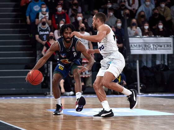 Terrell Harris HAKRO Merlins Crailsheim 08 , Jaylon Brown Hamburg Towers 00 Hamburg Towers vs HAKRO Merlins Crailsheim, 1 Bundesliga, Basketball, easycredit BBL, Edel Optics Arena, Spielzeit 2021 2022, 28 Spieltag, 01 04 2022 Foto EIBNER Stephanie Zerbe Hamburg Towers vs HARKO Merlins Crailsheim, 1 Bundesliga, Basketball, easycredit BBL, Spielzeit 2021 2022, 28 Spieltag, 01 04 2022 Hamburg Copyright: xStephaniexZerbe xEibner-Pressefox EP_SZE